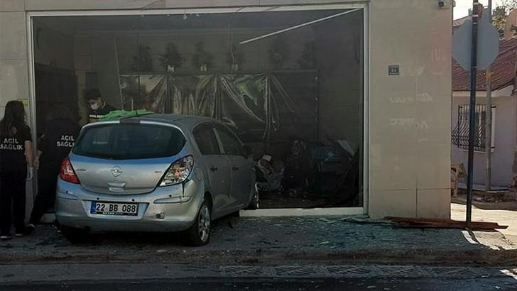 Edirne’de otomobil ekmek fırınına daldı: 4 yaralı