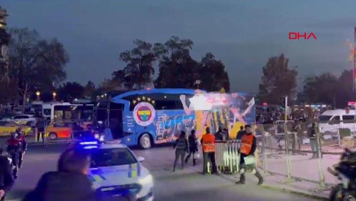 Beşiktaş - Fenerbahçe derbisi için takım otobüsleri Tüpraş Stadyumu’na ulaştı