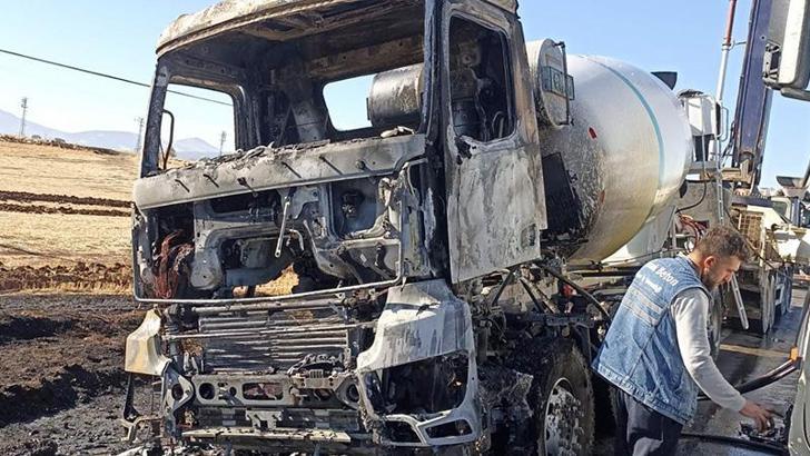 Gaziantep’te seyir halindeki beton mikseri yandı