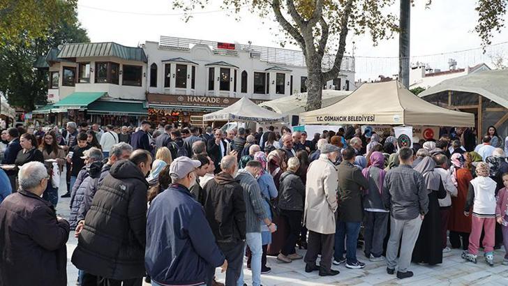 Eyüpsultan’da Osmancık pirinci ile yapılan pilav dağıtıldı; almak isteyenler kuyruk oluşturdu