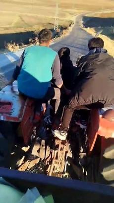 Seyahat ettiği traktörün devrildiği kazayı görüntüledi