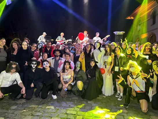 Üniversite öğrencilerinden tematik makyaj ve kıyafetlerle ‘korku gecesi’