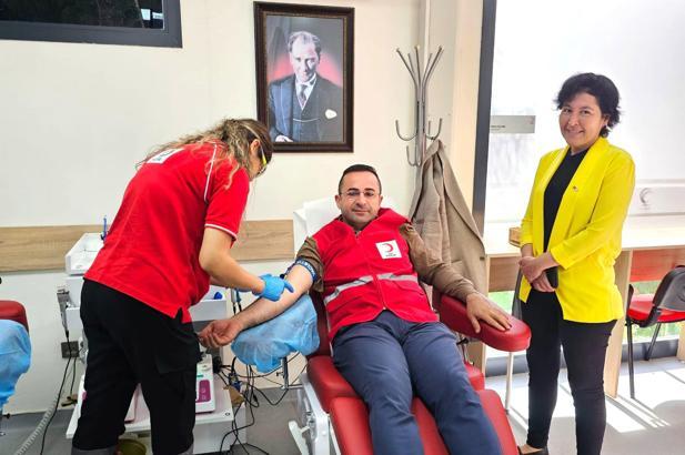 Başkan Güngör'den Türk Kızılay kan bağış birimine ziyaret