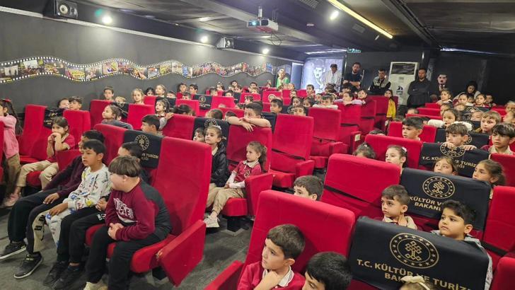 Gezici sinema TIR'ı Altınözü’nde çocukları ağırladı