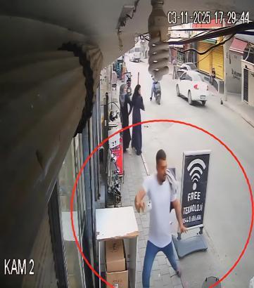 Otomobil iş yerine girdi; kaldırımdaki yaya ezilmekten son anda kurtuldu; kaza anı kamerada