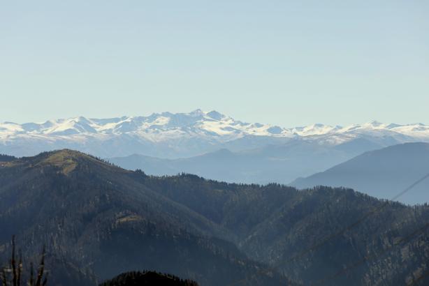 Karadeniz’de doğa şöleni; zirvelerde kar, eteklerde sonbahar