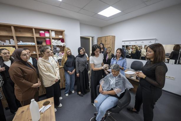 Mersin’de kadınlar 'saç renklendirme' kursunda