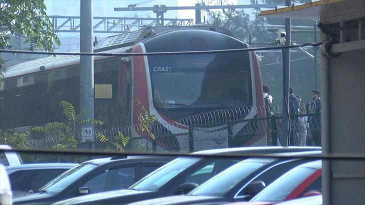 Bakırköy'de trene binmek isterken ayağı sıkışan yolcuyu görevliler kurtardı