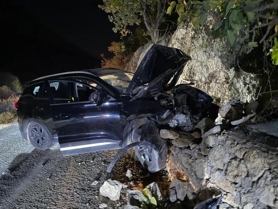 Kayalıklara çarpan cipin sürücüsü yaralandı