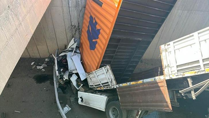 TIR, kamyonete çarpıp köprüden düştü: 2 yaralı