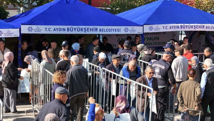 Aydın Büyükşehir Belediyesi’nin ürettiği fideler vatandaşlara dağıtıldı