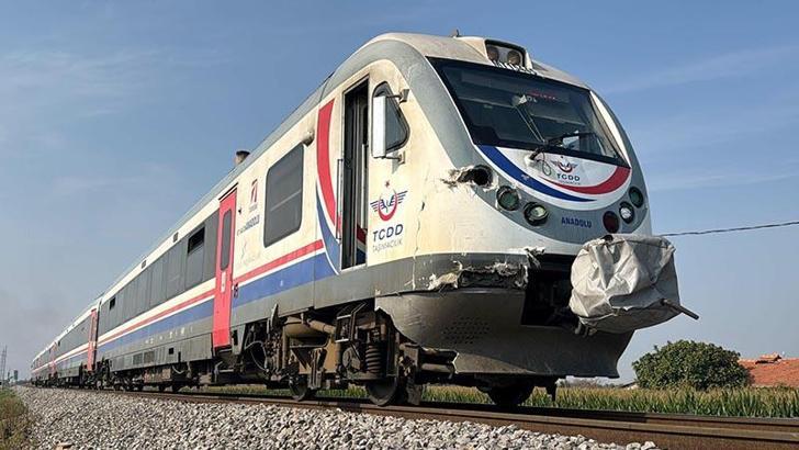 Trenin çarptığı kamyonet ikiye bölündü