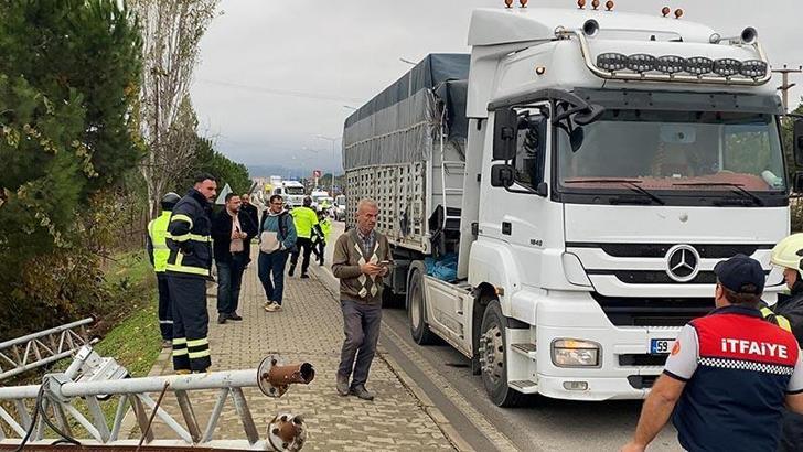 TIR'ın açılan dorsesi PTS direğini devirdi