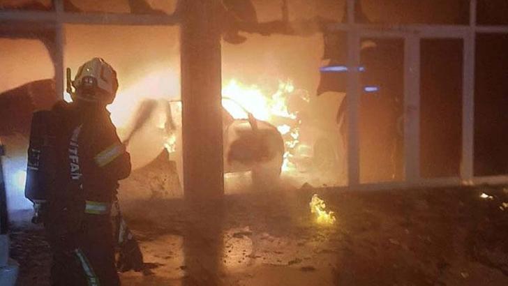 Oto galeri kundakladı; 5 otomobil hasar gördü