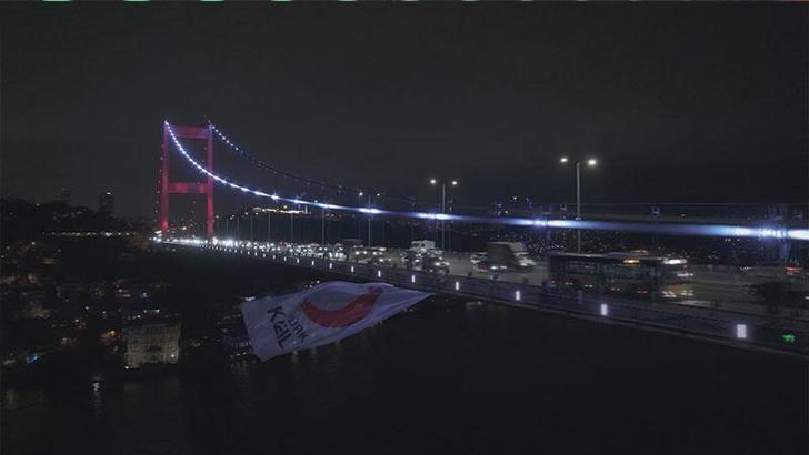 'Kızılay Haftası' kapsamında FSM Köprüsü'ne Kızılay bayrağı asıldı