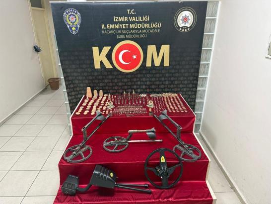 İzmir’deki operasyonda 1142 adet tarihi eser ele geçirildi