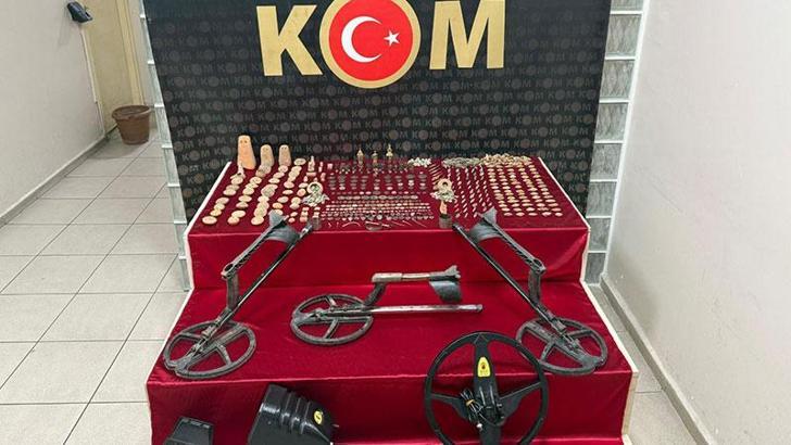 İzmir’deki operasyonda 1142 adet tarihi eser ele geçirildi