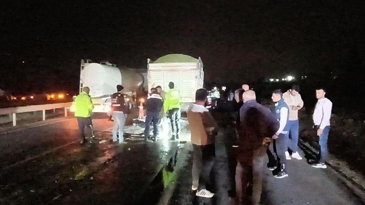 Gaziantep'te otomobil kamyona çarptı: 3 ölü