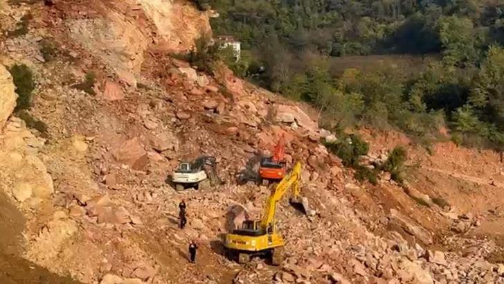 Göçük altında kalan kamyon şoförü için arama kurtarma çalışmaları durduruldu