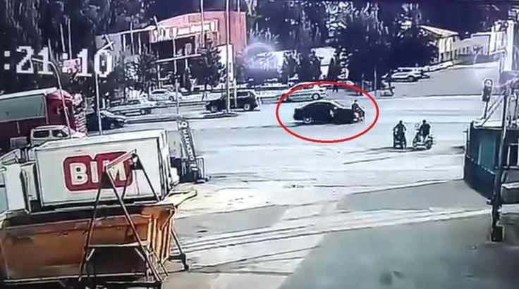 Kırmızı ışıkta geçen otomobil ile çarpışan motosikletin sürücüsü seyis, ağır yaralandı