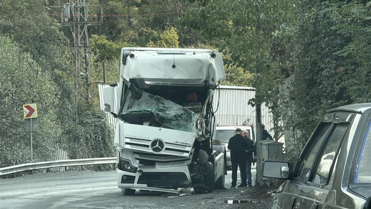 İstanbul - Eyüpsultan'da 2 TIR'ın çarpıştığı kazada şoför sıkıştığı yerden kurtarıldı