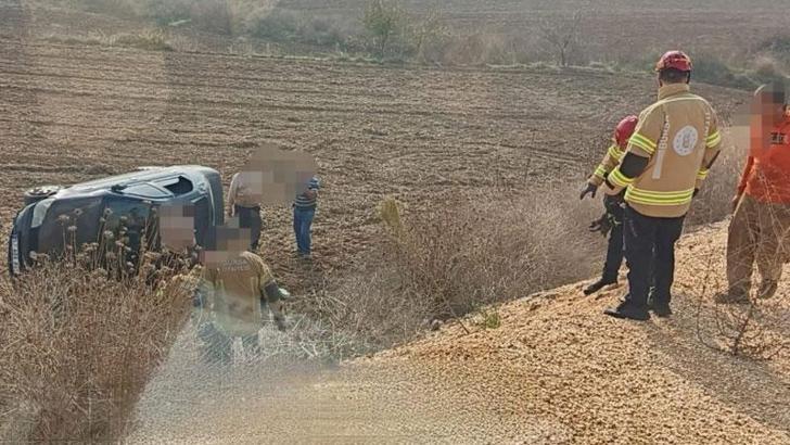Eşinin direksiyon eğitimi verdiği kadın kaza yaptı; çift yaralandı