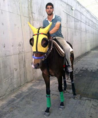 Kırmızı ışıkta geçen otomobil ile çarpışan motosikletin sürücüsü seyis, ağır yaralandı (2)
