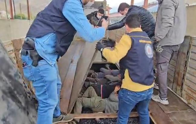 TIR'ın dorsesindeki gizli bölgede 20 kaçak göçmen yakalandı