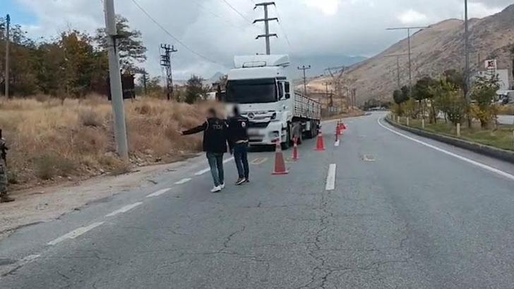TIR'ın dorsesindeki gizli bölgede 20 kaçak göçmen yakalandı