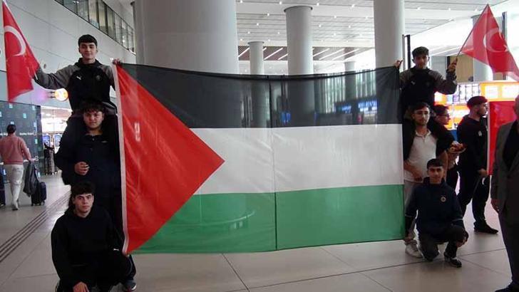 Dünya Şampiyonu Wushu Milli Takımı, Türk ve Filistin bayraklarıyla karşılandı