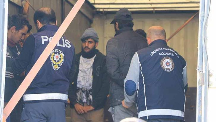 Durdurulan TIR'dan 11 kaçak göçmen çıktı
