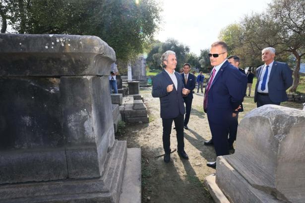 Vali Akbıyık, antik kentte incelemelerde bulundu