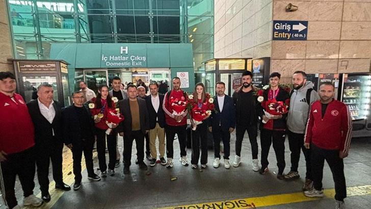 Dünya şampiyonu Tekvando Milli Takımı’na Ankara’da coşkulu karşılama