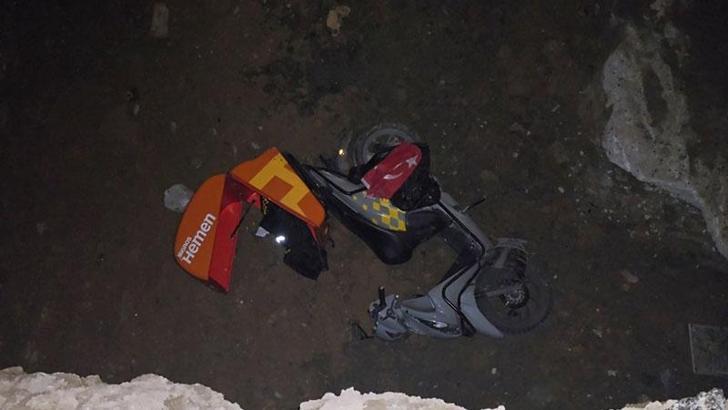 Kadıköy’de çukura düşen motosikletli yaralandı