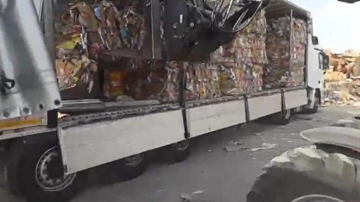 Preslenmiş atık kağıtların arasında kaçak sigara taşıyan 2 şüpheli yakalandı