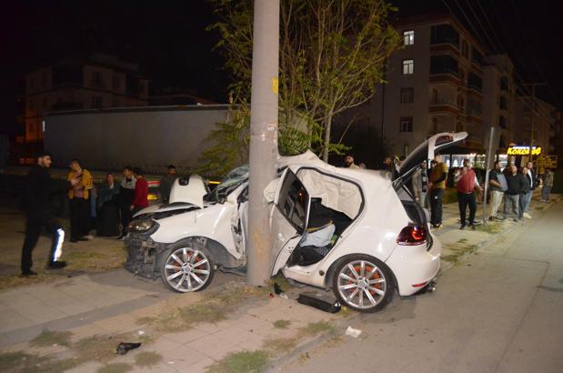 Otomobil elektrik direğine çarptı; 2 yaralı