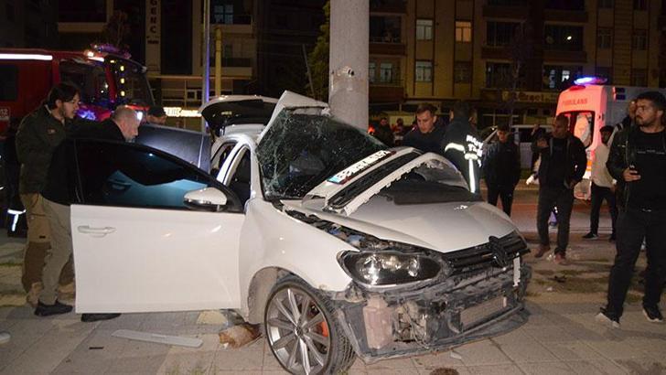 Otomobil elektrik direğine çarptı; 2 yaralı