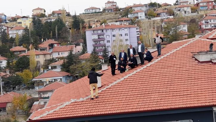 Çankırı’da çatıya çıkan kişiyi, AK Parti İl Başkanı Erdoğan ikna etti