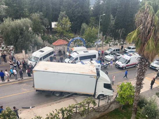 Midibüs ile kamyon çarpıştı; 22'si öğrenci, 23 yaralı