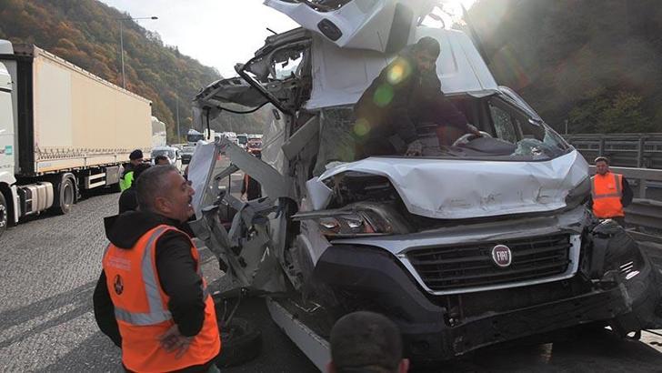 Minibüs, otoyolda TIR ile yolcu otobüsüne çarptı