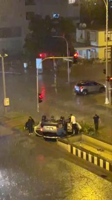 Otomobilin takla atma anı kamerada