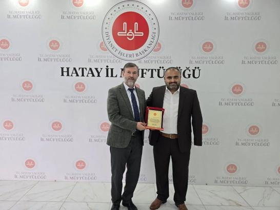 Karabatak Cami imamına plaket