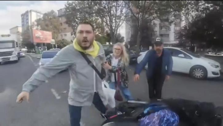 İstanbul- Ataşehir'de motosikletliye tekme tokatlı saldırı kamerada