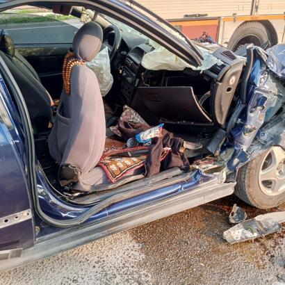 Otomobil, güvenlik şeridinde duran tankere çarptı :  3 kişilik aile yaralandı