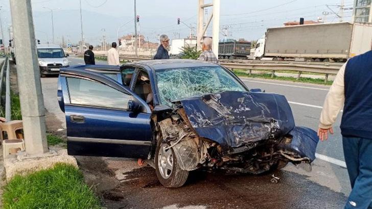 Otomobil, güvenlik şeridinde duran tankere çarptı : Aynı aileden 1 kişi öldü, 2 kişi yaralandı