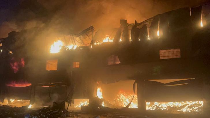 Adana'da 3 katlı hırdavat dükkanında yangın