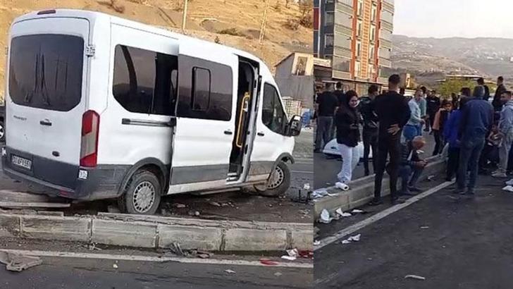 Servis minibüsü ile hafif ticari araç çarpıştı: 13'ü çocuk 19 yaralı