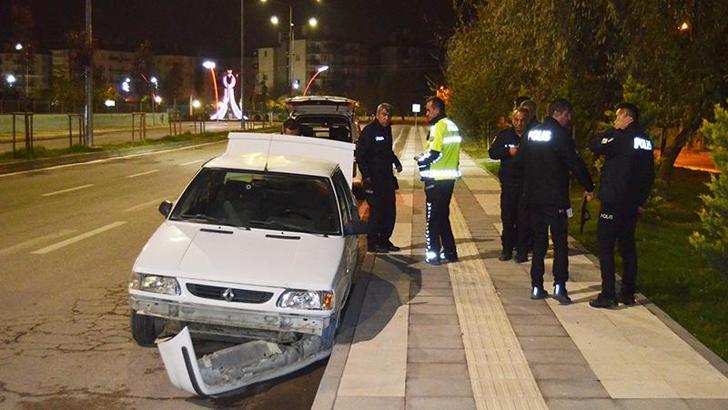 Alkollü ve ehliyetsiz sürücü, 'dur' ihtarına uymayınca kaza yapıp yakalandı