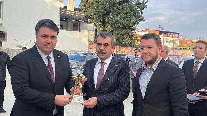 Bakan Tekin esnafı ziyaret etti, vatandaşlarla sohbet etti