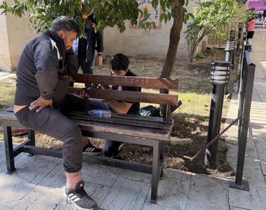 Uyurken bacağını banka sıkıştırdı, itfaiye kurtardı